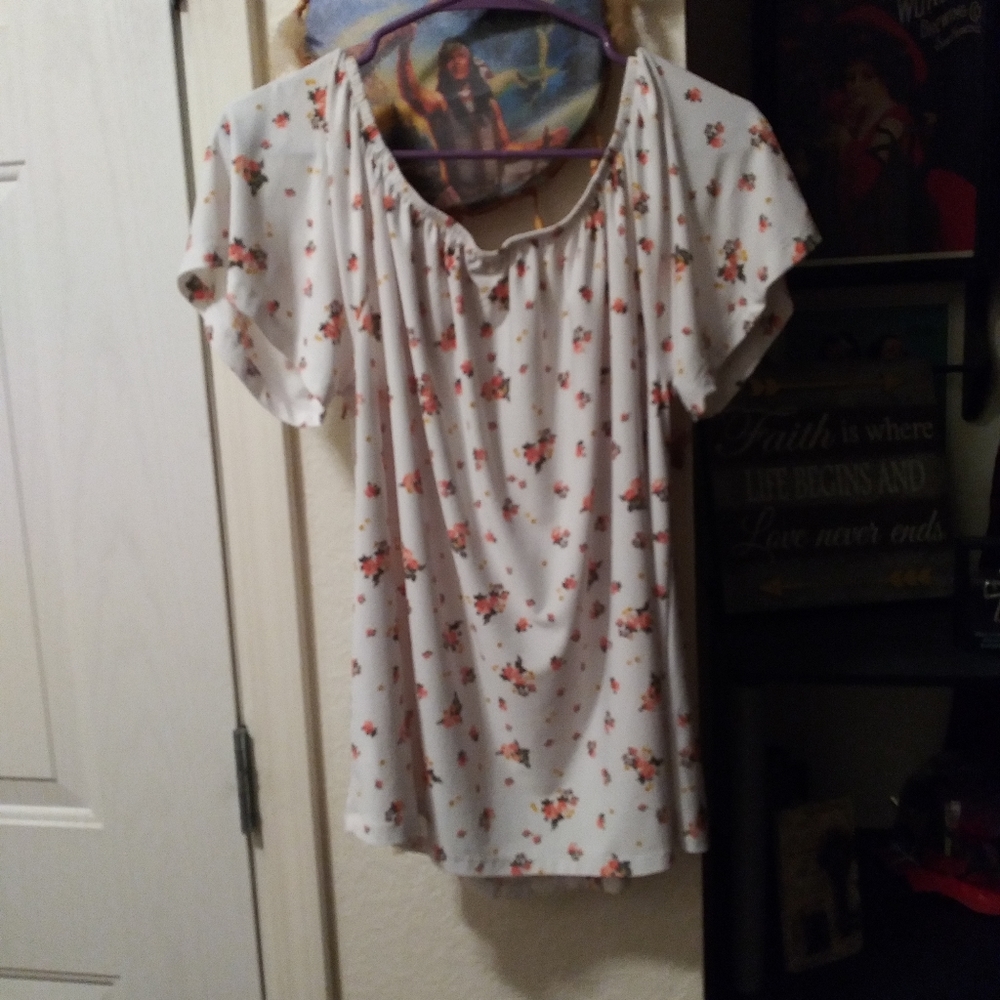 Ladies top - Picture 2 of 2